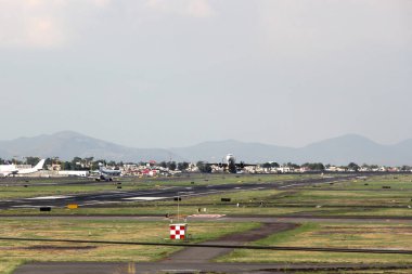 Uçak pistten gökyüzüne uçuyor.