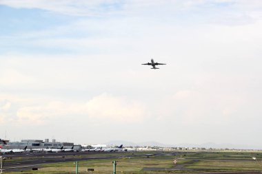 Uçak pistten gökyüzüne uçuyor.