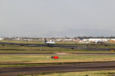 Uçak kalkış ya da iniş için piste iniyor.