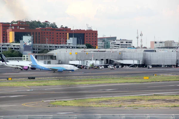 Avião Que Instala Pista Para Decolar Aterrar — Fotografia de Stock