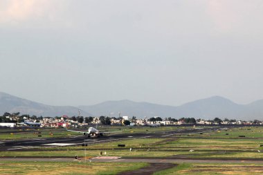Uçak kalkış ya da iniş için piste iniyor.