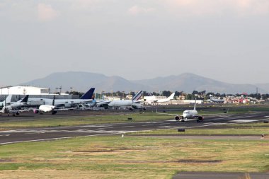 Pistteki uçak kalkış ya da park için hazırlanıyor.