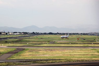 Pistteki uçak kalkış ya da park için hazırlanıyor.