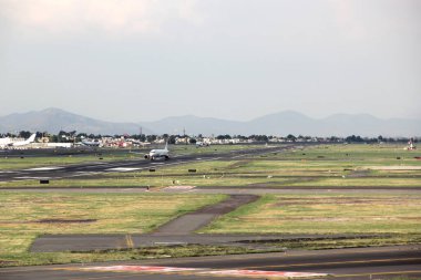 Pistteki uçak kalkış ya da park için hazırlanıyor.