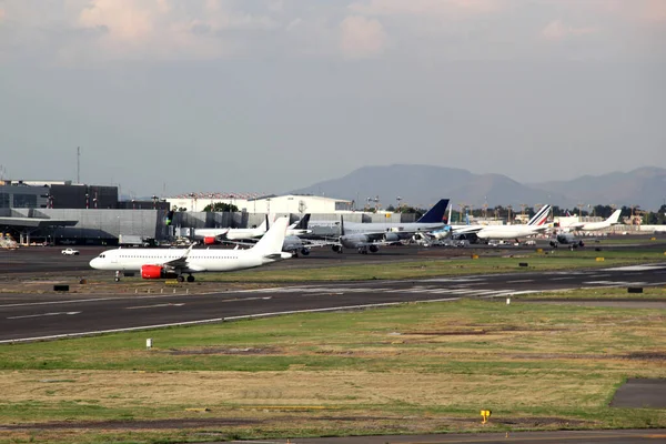 Vliegtuig Start Landingsbaan Klaar Voor Vertrek Parkeren — Stockfoto