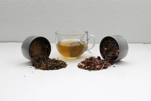Γυάλινο Κύπελλο Για Την Προετοιμασία Τσάι Βότανα Εγχυτήρας Κουτάλι Αφυδατωμένα — Φωτογραφία Αρχείου
