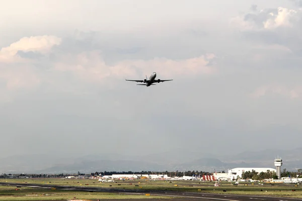 Vliegtuig Opstijgen Van Baan Vliegen Door Wolken Verhoging Van Hoogte — Stockfoto