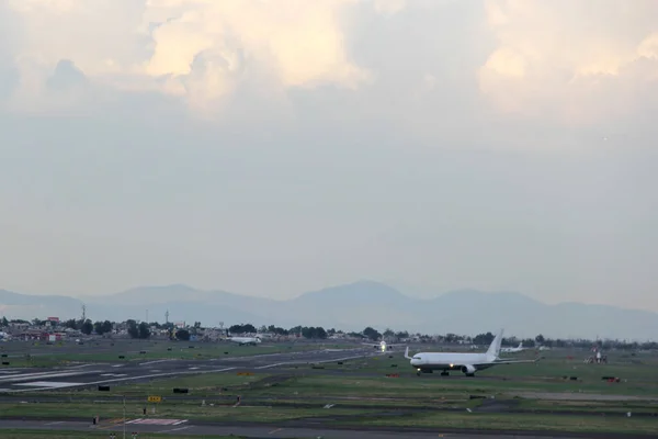 Samolot Startujący Lub Lądujący Pasie Startowym Niebieskim Niebem Między Chmurami — Zdjęcie stockowe