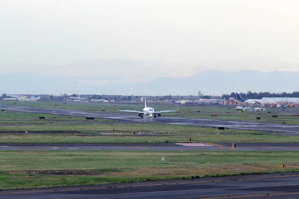 Avião Comercial Estacionado Decolando Pousando Pista Sob Céu Azul Com — Fotografia de Stock