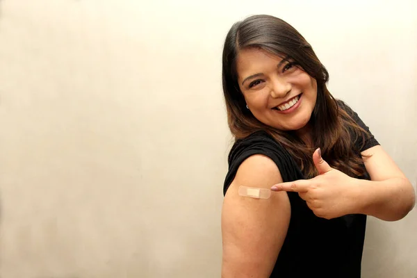 40岁的拉丁女人对Covid 19疫苗的注射感到高兴和害怕 — 图库照片