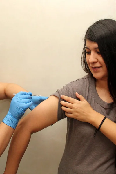 Mujer Años Feliz Asustada Recibir Vacuna Covid Brazo — Foto de Stock