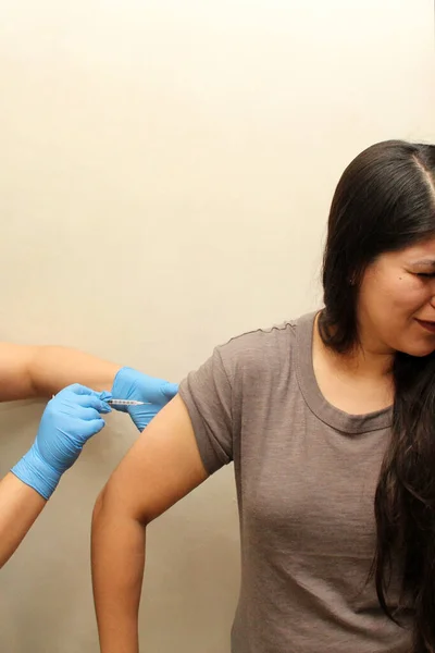 Mujer Latina Años Feliz Asustada Con Vacuna Covid — Foto de Stock