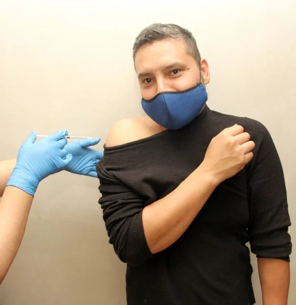 Letni Latynos Dojrzały Mężczyzna Który Otrzymuje Szczepionkę Ramię Przeciwko Koniowatemu — Zdjęcie stockowe