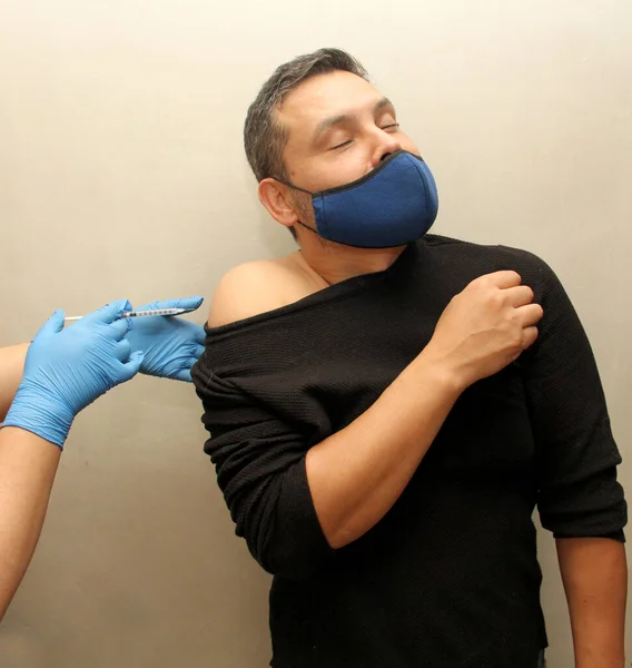 Letni Latynos Dojrzałe Mężczyzna Maską Twarzy Szczęśliwy Przerażony Otrzymując Szczepionkę — Zdjęcie stockowe