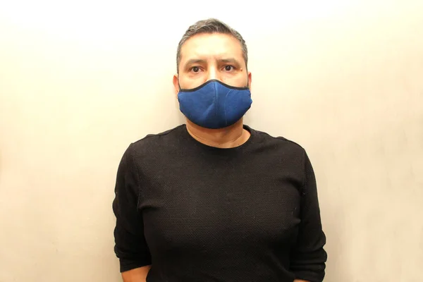Letni Latynos Dojrzały Mężczyzna Maską Twarzy Jako Ochrona Przed Wiremią — Zdjęcie stockowe