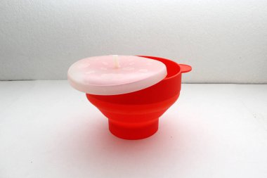 Mikrodalga patlamış mısır için katlanabilir kırmızı silikon kap