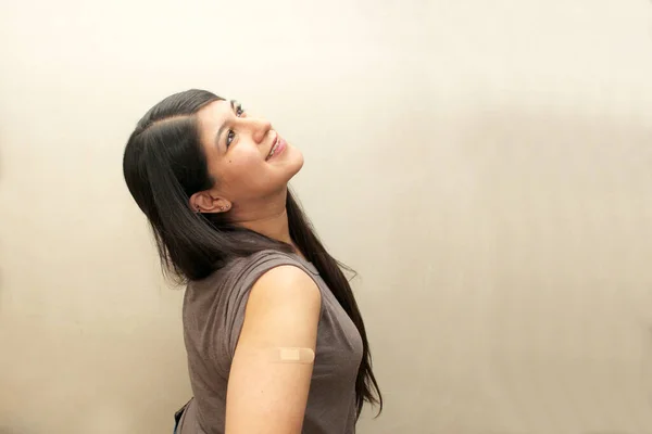 Jonge Latijnse Vrouw Van Jaar Die Haar Gevaccineerde Arm Vrij — Stockfoto