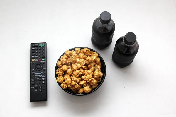 Karamellisiertes Popcorn Zum Essen Bereit Einen Film Fernsehen Sehen Begleitet — Stockfoto