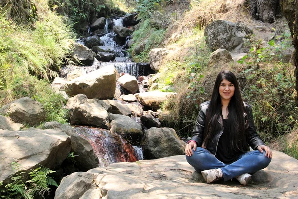 Samotná Žena Uprostřed Lesa Prozkoumávající Meditující Mezi Řekami Vodopády — Stock fotografie