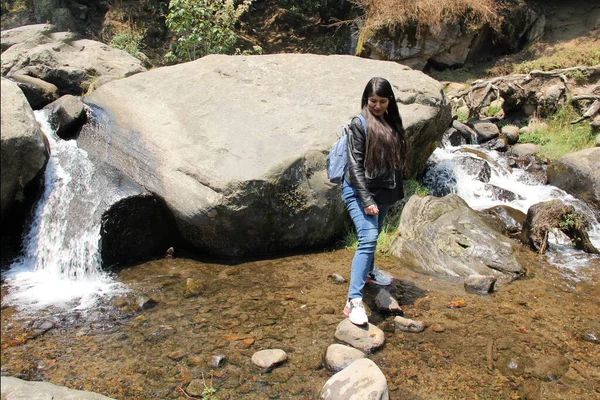 가운데서 폭포를 탐험하고 명상하는 — 스톡 사진