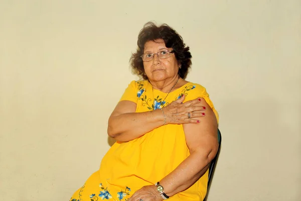Yerli Latin Yaşlı Kadın Covid Aşısını Aldı — Stok fotoğraf