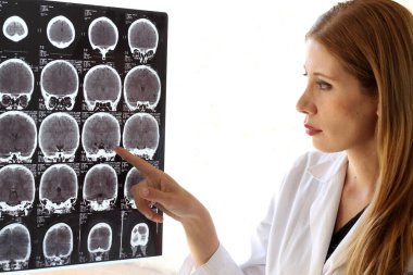 Happy profesyonel nöroloji uzmanı kadın doktor ofiste, klinikte ve hastanede çalışıyor.