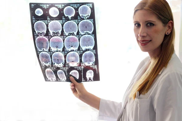 Vestido Médico Neurólogo Pediátrico Mujer Inteligente Independiente Empoderado Profesional Cuidado — Foto de Stock