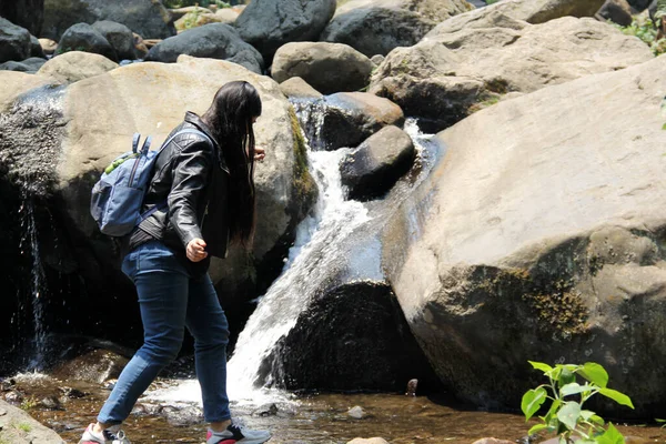 Mladá Latinská Žena Uprostřed Lesa Řekami Vodopády Prozkoumávající Meditující — Stock fotografie