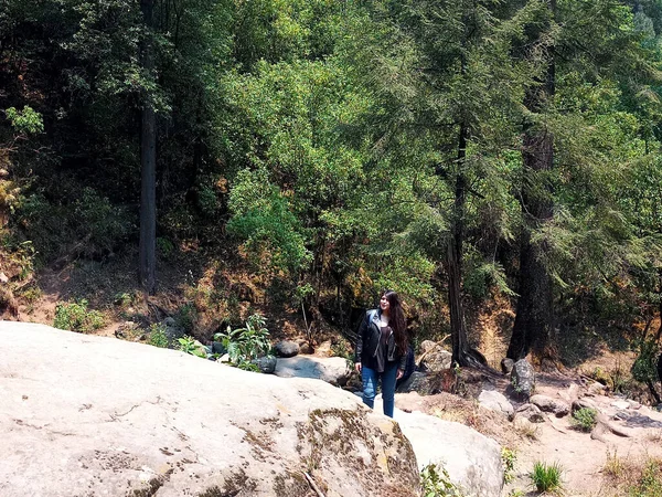 Mujer Latina Joven Medio Del Bosque Con Ríos Cascadas Explorando —  Fotos de Stock