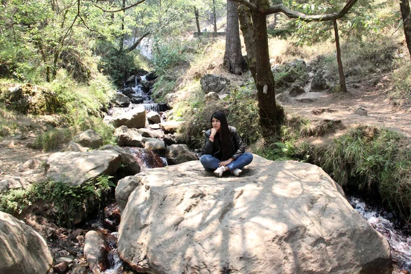 Jovem Latina Meio Floresta Com Rios Cachoeiras Explorando Meditando — Fotografia de Stock