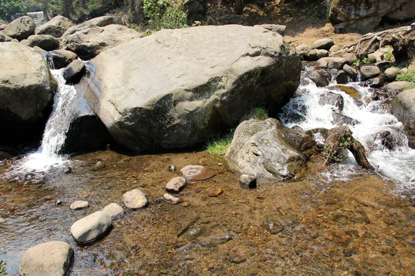 ロスDinamos山の自然の真ん中に川や滝とCdmxの森 — ストック写真