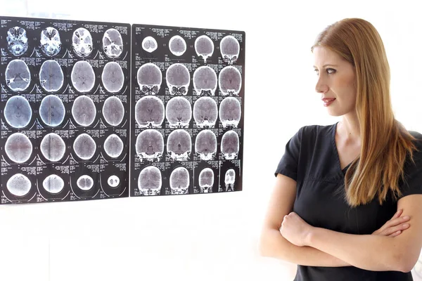 Médico Neurología Femenina Vestido Revisando Imágenes Cerebrales — Foto de Stock