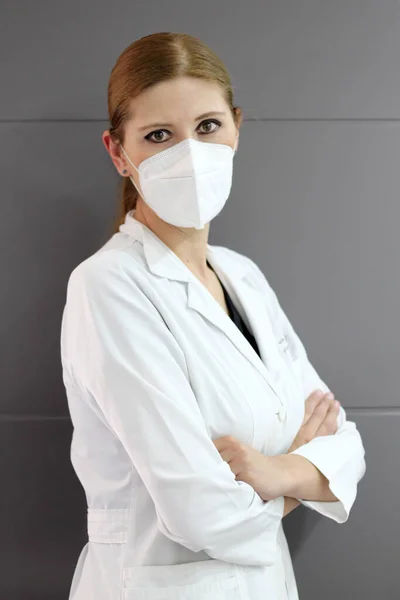 有权力的专业女专科医生 随时准备为病人的健康服务 — 图库照片