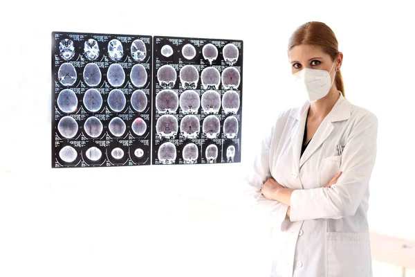 神经科女医生在医院检查头颅断层扫描并配戴口罩 — 图库照片