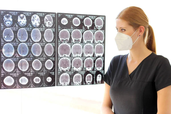 Médico Neurólogo Femenino Revisando Tomografía Cabeza Trabajando Con Máscara Hospital — Foto de Stock
