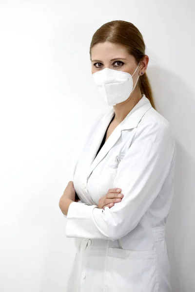 神经科女医生在医院检查头颅断层扫描并配戴口罩 — 图库照片