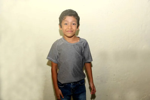 Счастливый Летний Латинский Мальчик Улыбается Чимуэло Позирует Перед Камерой — стоковое фото