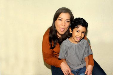 Latin anne ve oğlu oyun oynuyorlar, eğleniyorlar, mutlular.