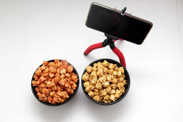 Zwei Popcorn Optionen Chili Und Karamell Verzehrfertig Zusammen Mit Filmgetränken — Stockfoto