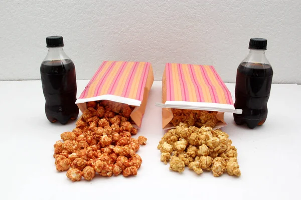 Zwei Popcorn Optionen Chili Und Karamell Verzehrfertig Zusammen Mit Filmgetränken — Stockfoto