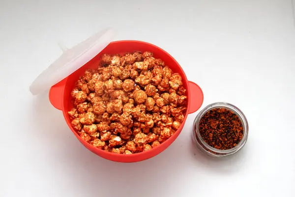 Chili Überzogenes Popcorn Aus Rotem Mikrowellenbehälter — Stockfoto