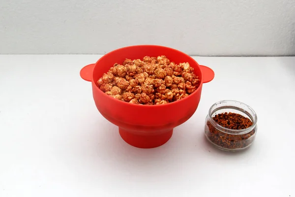 Popcorn Ricoperto Peperoncino Realizzato Contenitore Microonde Rosso — Foto Stock