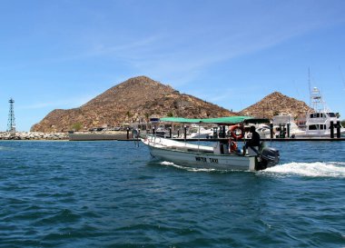 Kayalar ve dağlarla çevrili Baja California Sur yarımadasındaki Cortez Denizi veya Kaliforniya Körfezi 'ndeki küçük tekne