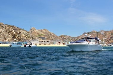 Kayalar ve dağlarla çevrili Baja California Sur yarımadasındaki Cortez Denizi veya Kaliforniya Körfezi 'ndeki küçük tekne