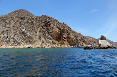 Kayalar ve dağlarla çevrili Baja California Sur yarımadasındaki Cortez Denizi veya Kaliforniya Körfezi 'ndeki küçük tekne