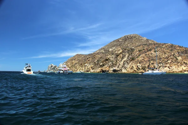 コルテス海またはバハカリフォルニア湾の小さなボート岩や山に囲まれたバハ カリフォルニア スール半島 — ストック写真