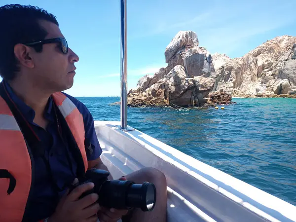 Adulto Latino Homem Fotógrafo Profissional Barco Mar Tirar Fotos Com — Fotografia de Stock