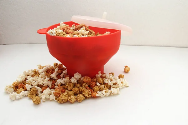 Röd Hopfällbar Mikrovågsugn Silikon Popcorn Skål Med Färsk Popcorn Och — Stockfoto