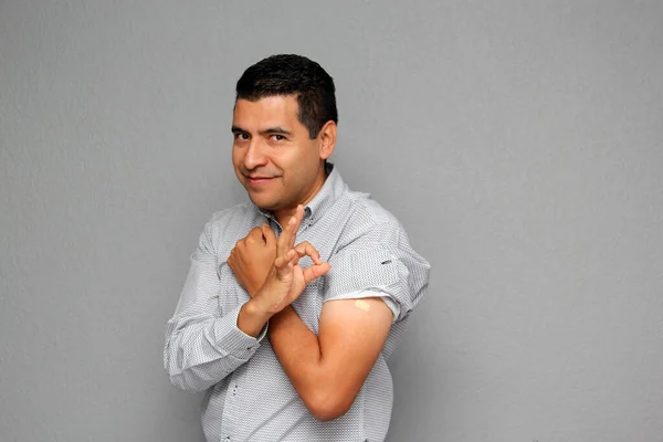 Hombre Latino Adulto Mostrando Brazo Donde Recibió Vacuna Covid Nueva — Foto de Stock