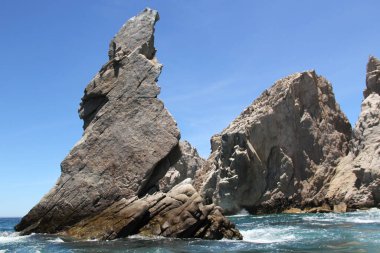 Los Cabos Baja California Meksika 'daki Cortes Denizi' nde büyük taşlar ve kayalık dağlar.